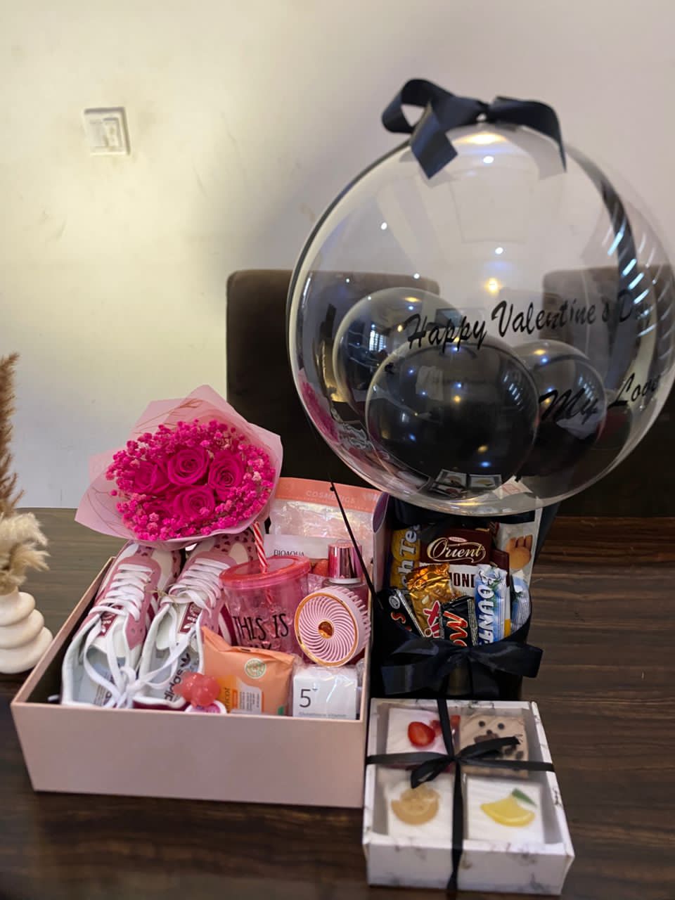 Gift box paired with a bouquet and a personalised balloon
